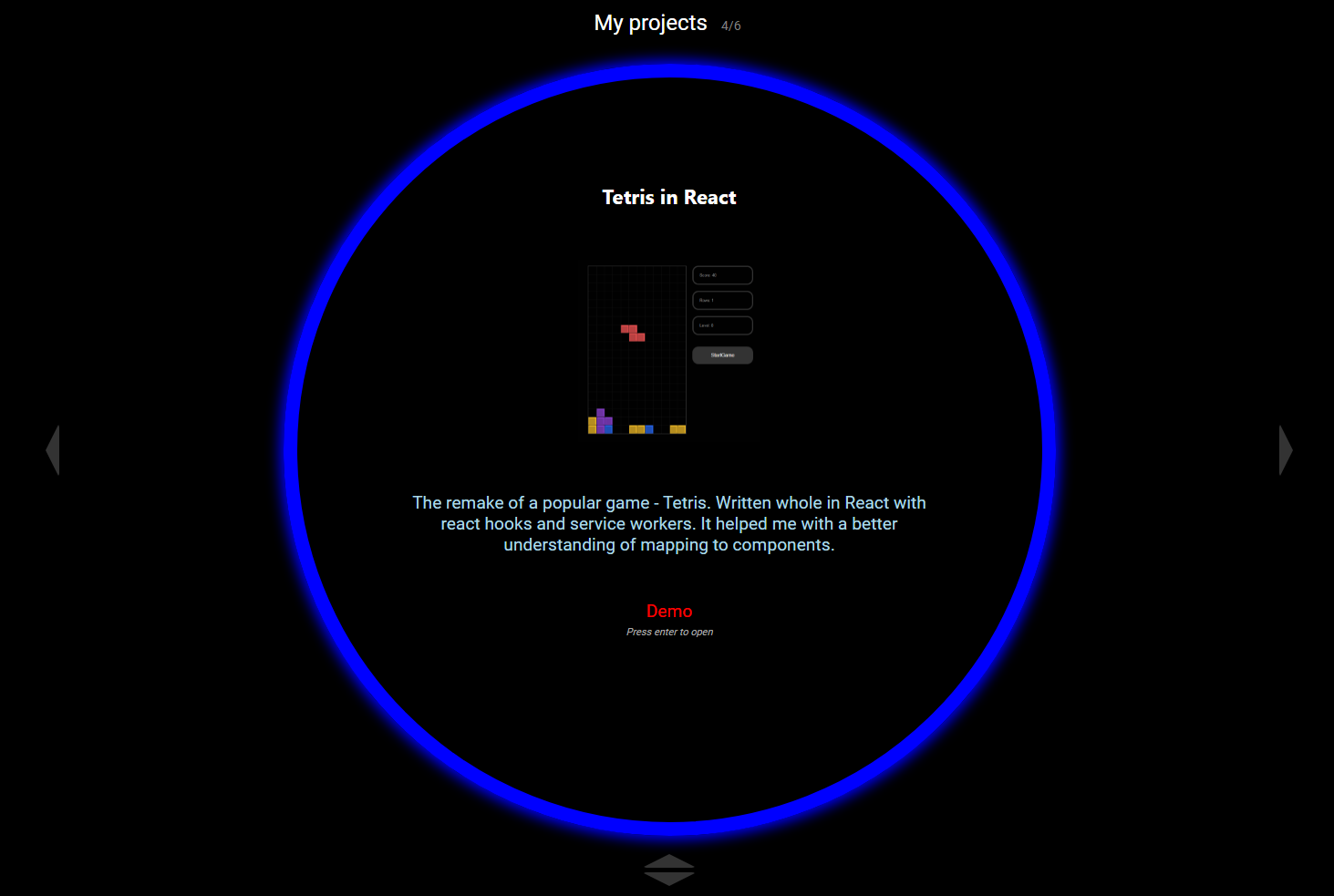 Czarna strona z niebiekim neonowym okręgiem pośrodku zawierjącym obrazek przedstawiący tetrisa i krótki opis w języku angielskim.